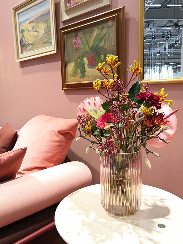 Sthlm-fair-pale-pink-sofa-flowers.jpg