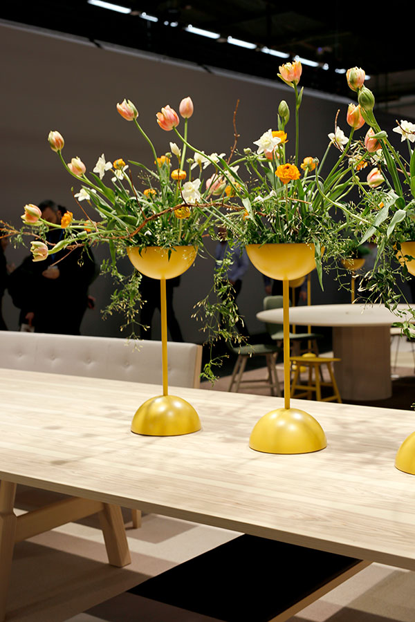 Sthlm-fair-yellow-flowers-wooden-table.jpg